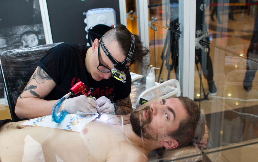 Москвичу делают татуировку Тома Харди. Фото Василий Кузьмичёнок