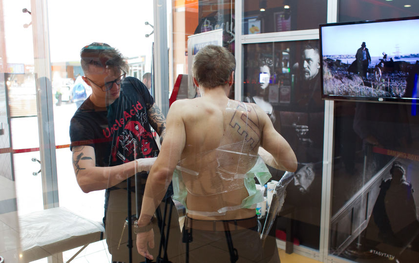 Москвичу делают татуировку Тома Харди. Фото Василий Кузьмичёнок