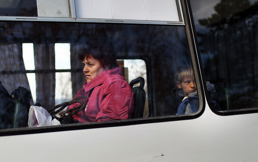 Люди в автобусе. Фото Getty