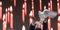 13 белых голубей выпустили в небо Петербурга в память жертв теракта 3 апреля
