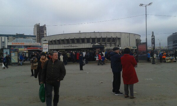 Метро большевиков магазин. Большевиков метро 2000 год. Проспект Большевиков 90е годы. Метро проспект Большевиков в 90е годы. Рынок у метро Большевиков.