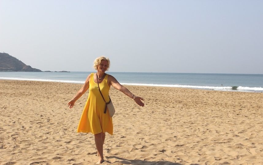 "Здравствуйте! Мое счастливое платье,- платье на все времена.... первый раз одела в Сочи в 35 лет,а последний раз в Индии в 53 года. Фото Марина Неволина.