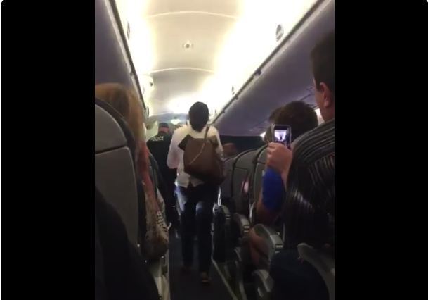Сотрудники авиакомпании «выкинули» лишнего пассажира с борта самолета. Фото Скриншот Twitter: Jayse D. Anspach