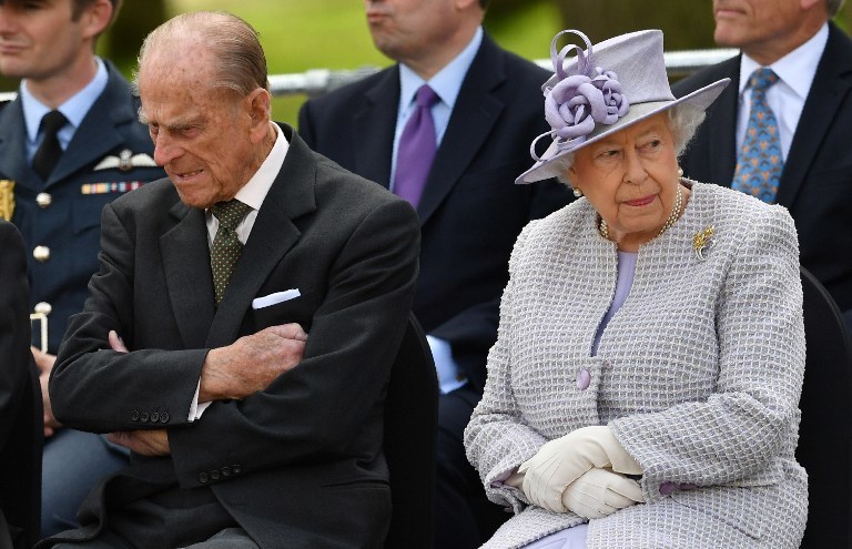 Королева Елизавета II и её супруг принц Филипп в зоопарке в Лондоне. Фото AFP