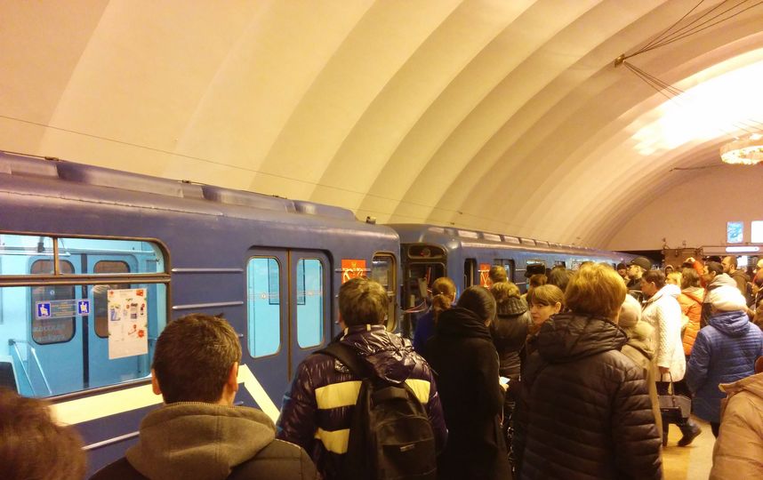 "Между "пл. А. Невского" и "Новочеркасской" поезд встал в тоннеле. Фото vk.com