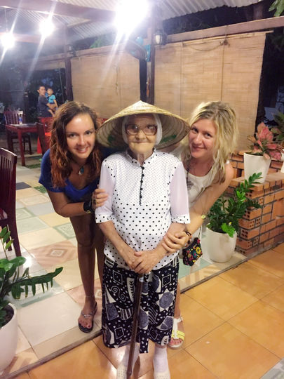 Баба Лена и Екатерина Папина (слева), Вьетнам. Фото Екатерина Папина
