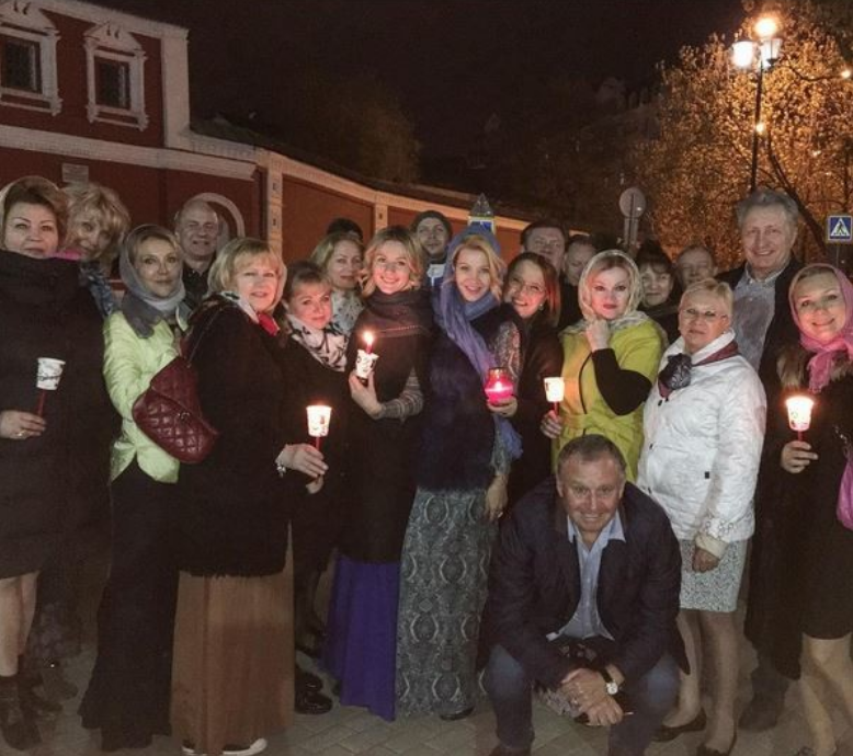 Актриса Мария Кожевникова с друзьями и родными на всенощной. Фото Фото: соцсети.